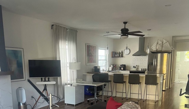 Cozy home, steps to public transport and 5 minutes to subway.