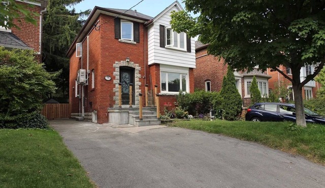 Cozy House, cottage style in midtown Toronto. Great for Family. Pet friendly