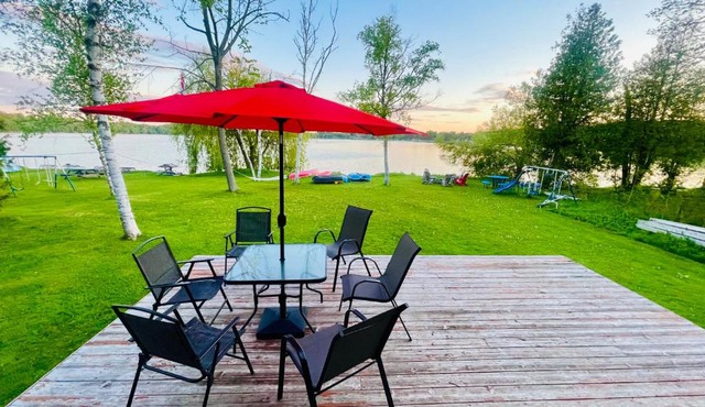 Cozy Lakefront Cottage - Canoeing, Fishing, Swimming & Firepit