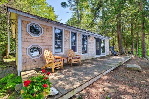 Cozy Lakefront Madison Cabin w/Dock & Kayaks in Madison