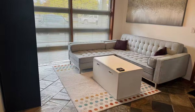 Cozy One-Bedroom Guest Unit in Ladner. King-size