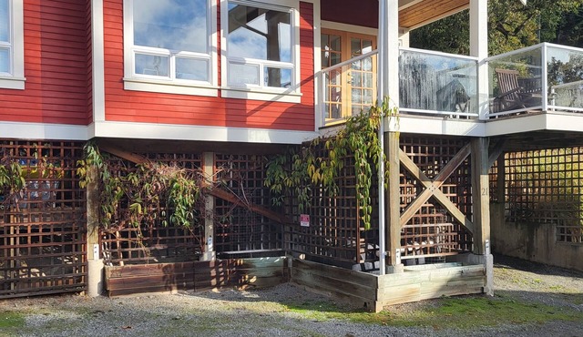 Cozy Pender Island Cottage