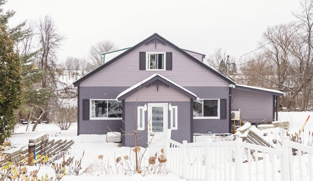 Cozy Pet-Friendly Waterfront Chalet