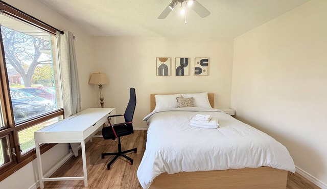 Cozy private room near Brock and 4th Ave