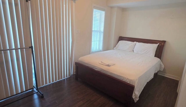 Cozy Private Room with En-suite in Central Barrie