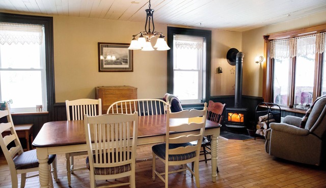 Cozy Quebec Farmhouse Retreat — Firepit, Meadow Views & Starry Nights