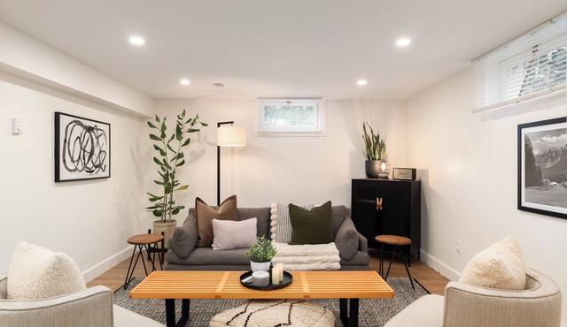 Cozy Quiet 2 Bed Victoria Retreat with Gym