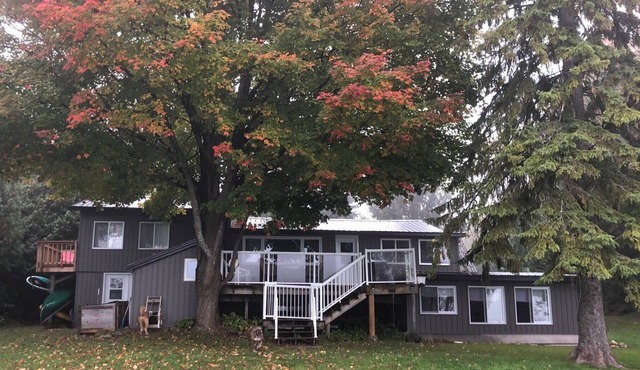 Cozy, quiet cottage on Lake Eugenia - only 5 mins from Beaver Valley Ski Resort.