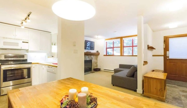 Cozy Retreat in The Woods, Hot Tub & Free Parking