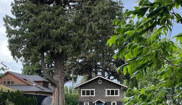 Cozy Riverside Cottage with Private Hot Tub