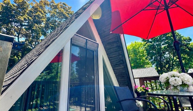 Cozy Riverfront A-Frame. Paddle from the Backyard or Walk in mins to Lake Huron