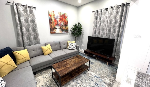 Cozy, Spacious, Luxury Home - Walk to N Falls - EV Charging Facility - Fits 12