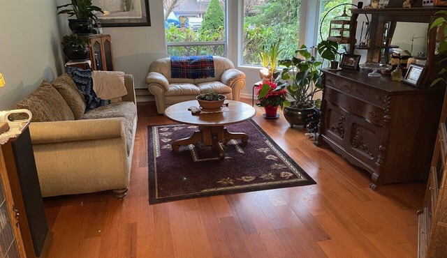 Cozy split level home with a pet friendly yard. 10 min walk to beach