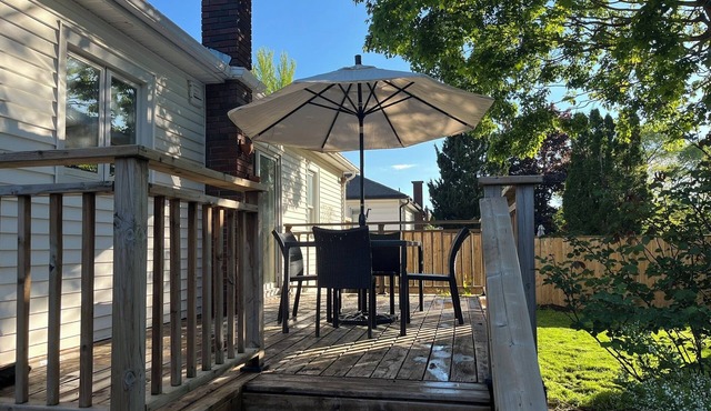 Cozy St. Catharines Bungalow: Your Home Away From Home in Niagara Region!