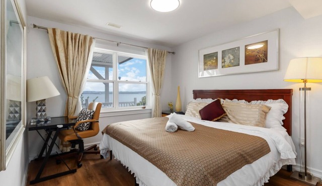 Cozy stay overlooking the basin (hot tub and parking only by request)