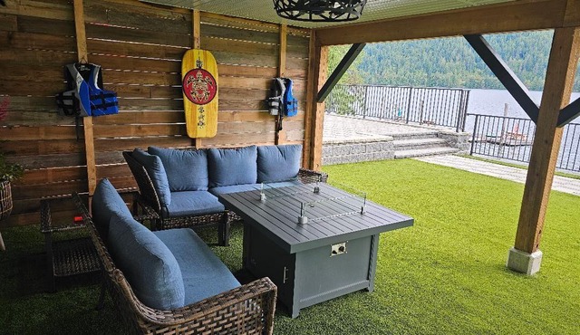 Cozy suite for two on Sproat Lake, footsteps away from the beach.
