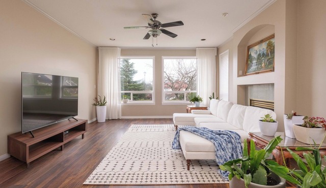 Cozy Surrey Home Near Central City & SkyTrain