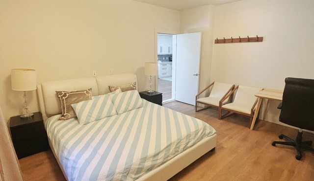 Cozy Two-Bedroom Suite Near Beach, Stanley Park, Cypress Mountain, Downtown Van