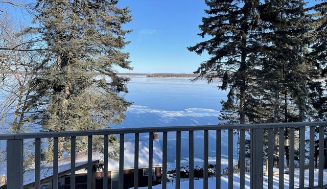 Cozy waterfront cabin with incredible views