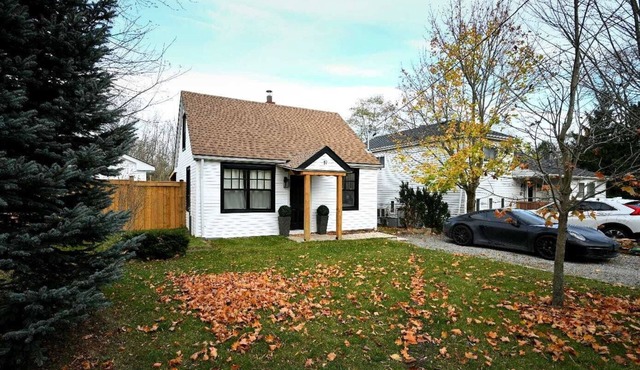 Cozy weekend gateway with river creek backyard.