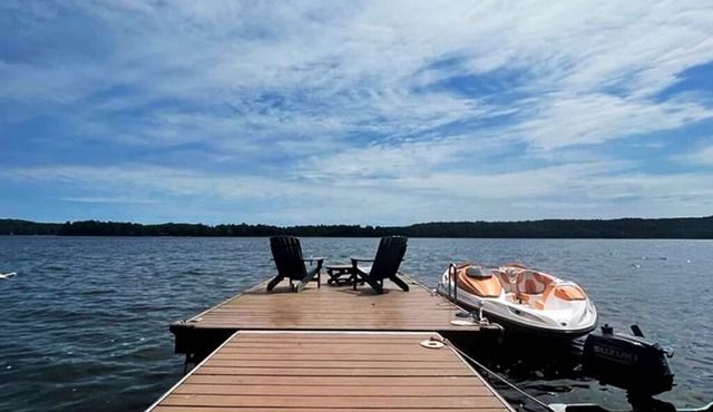 Cozy Weekenders Lakefront Cottage with Hot tub (fishing boat rental available)