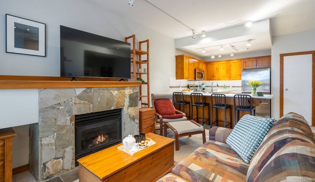 Cozy Whistler Studio Townhouse with Hot Tub & Free Parking