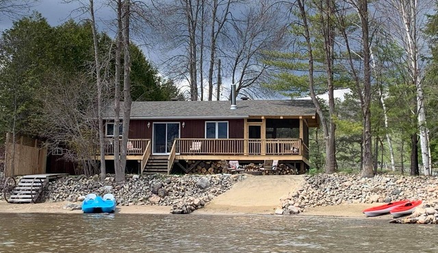Cozy year round cottage on beautiful Dalhousie Lake!