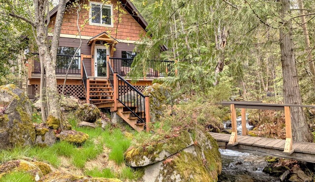 Creekside Cabin - 2 minute walk to the beach. See calendar for available dates.