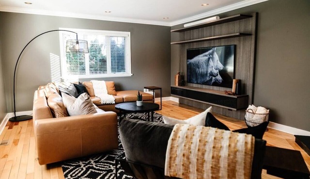 Creekside luxury near downtown Kelowna. Enjoy a hot tub, sauna, home gym, movie theatre & Sonos sound in a spacious 3-bed home steps from beaches, cafés & parks. Perfect for families, groups & pet owners looking for space, style & serenity.