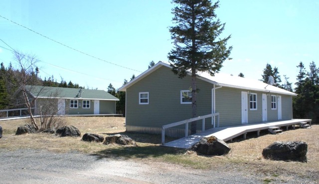 Crocker Cabins Unit 4 offers a self‑contained efficiency unit in Gros Morne.