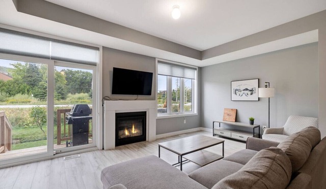 Crosswinds Escape: Townhome Backing on Blue Mtn