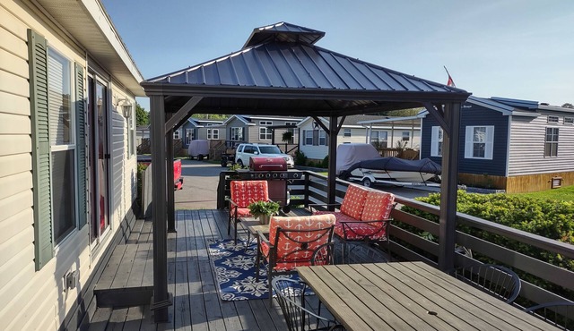 Cruise Sherkston in Style! 3-Bedroom Trailer Near Amenities w/Golf Cart
