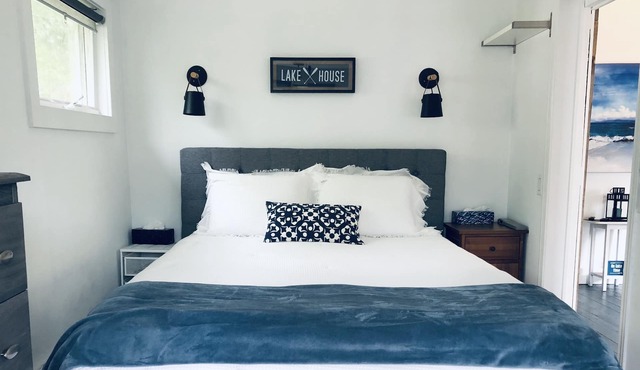 Crystal Cambridge Cottage - 5 min walk to the beach & local eateries!