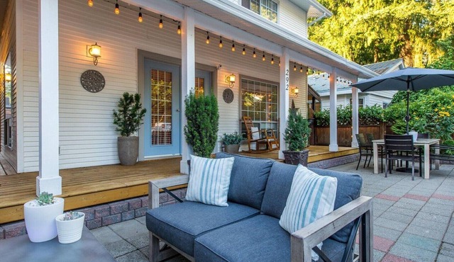 Cultus Lake Cottage- 5 bedroom 3 bathroom- Walking distance to beach