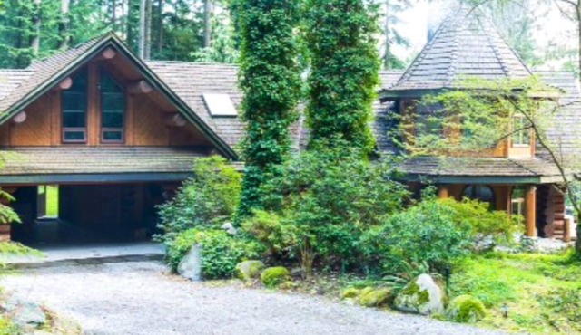 Custom Canadian Log Home nestled in the heart of the BC rainforest