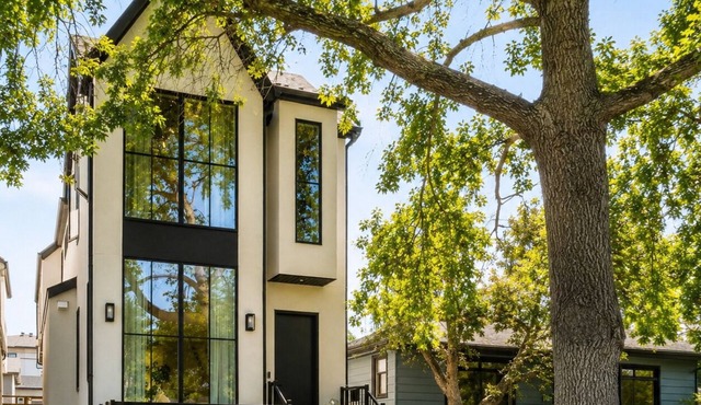 Custom Family Home | 5BR Calgary | Cozy Backyard | Near DT & 1 Hr to Rockies