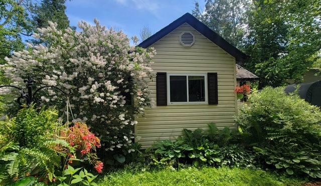Cute 2 bedroom cottage, Wifi/Netflix, deck, walk/bike to beach, fire pit