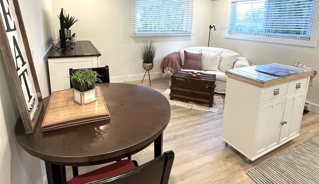 Cute and Cozy, Walking distance to Gorgeous Beach or Beautiful Forest Walk!