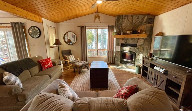 Dawson Loop Inn - Private Lakefront Cottage