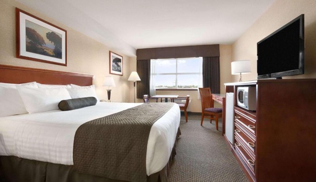 Days Inn & Suites by Wyndham Langley
