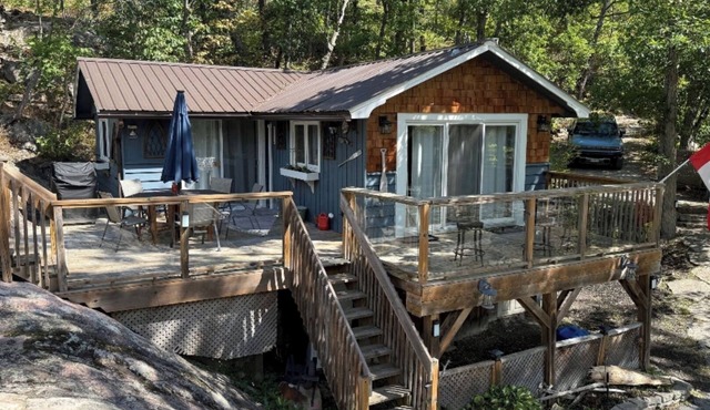 DELIGHTFUL 2 bedroom lake cottage inlet on Stoney lake FALL 🍁 bookings