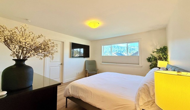 Delightful 5 bed house with AC in charming Victoria, Solar Powered, Fenced Yard