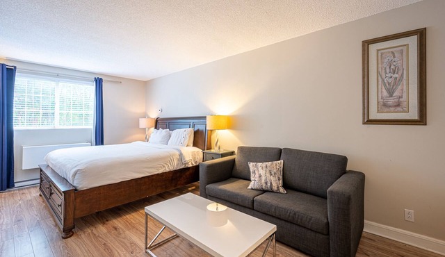 Deluxe King bed in Saint-Sauveur