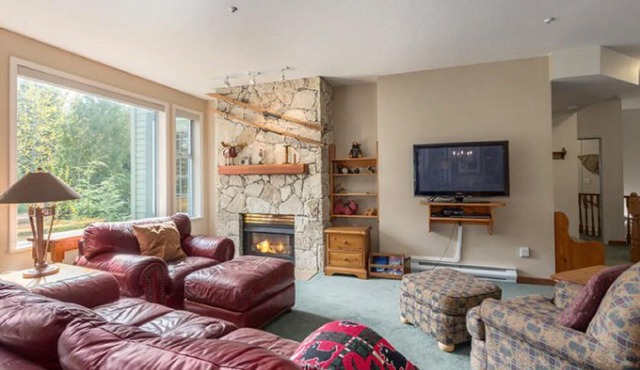 Designer 4BR, 3 Bath Townhouse w Mtn Views, Hot Tub, Parking for 2 vehicles