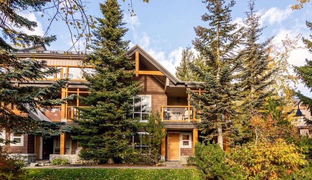 Designer home - A/C, pool, hot tub & free parking