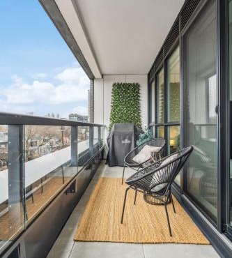 Designer Yonge & Eglinton Gem, Parking, 65 TV