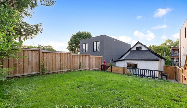 Detached Home w/ private Backyard - Midtown Toronto - Quiet Street - Accesible