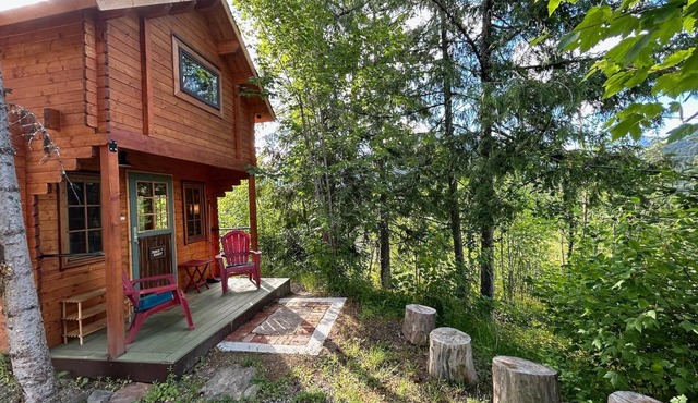 Discover Funky Bunky: Your Rustic Retreat 5 Min from Nelson