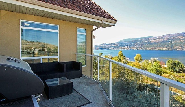 Discovery Bay 608 Stunning Townhouse With Lakeview! Downtown Kelowna