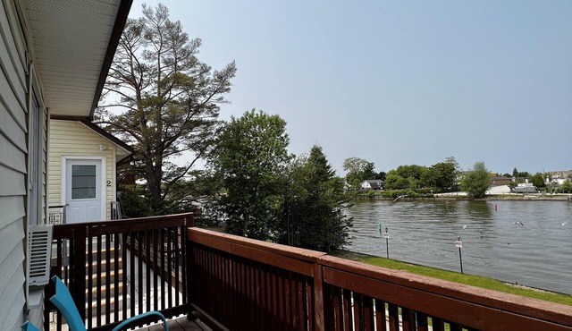 Dock Life Beach 1 - Cottage 3, Riverside 2 bedroom, 3 min walk to Beach 1